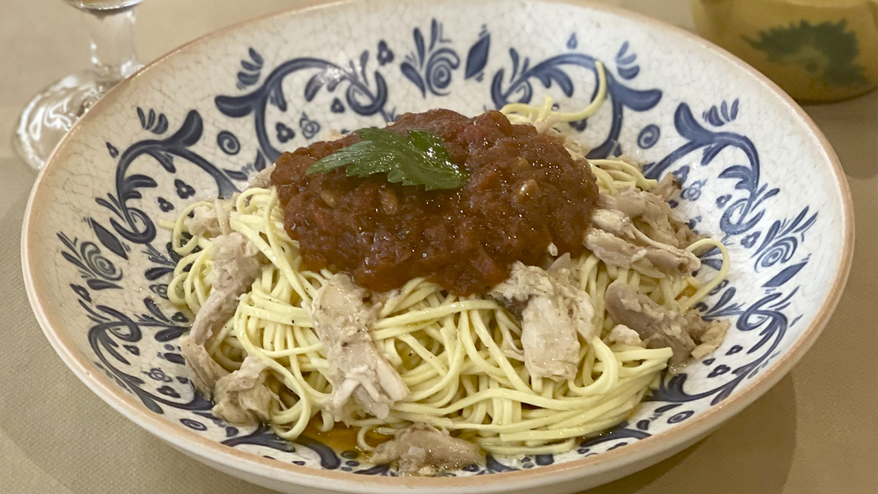 Pasta gratinada con titaina a la brasa y pollo a l'ast
